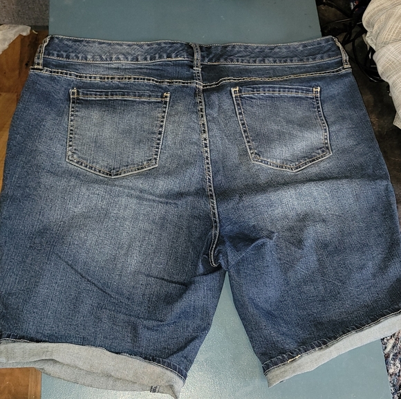 Torrid Pixar UP Bermuda Shorts! Sz 20 tooooooo big for me - Picture 5 of 5